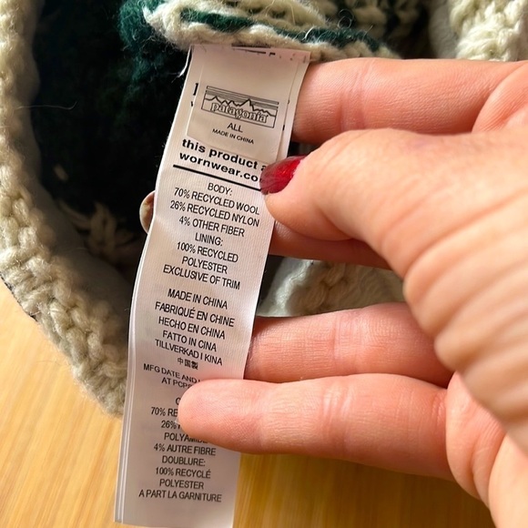 Brand New Patagonia Women's Snowbelle Beanie Wool Pom Hat Evergreen Flakes - Picture 12 of 14